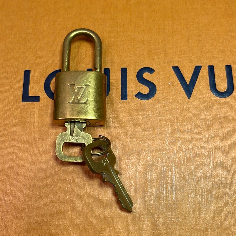 🔆AUTHENTIC🔆 LV lock with 2 keys